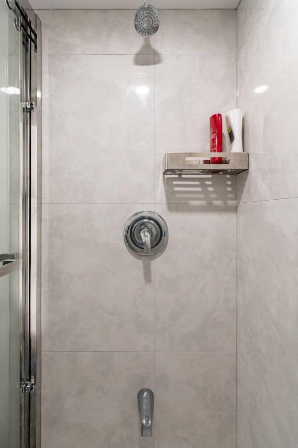 Simple & Tidy Private Rooms Торонто Экстерьер фото