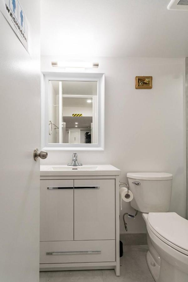 Simple & Tidy Private Rooms Торонто Экстерьер фото